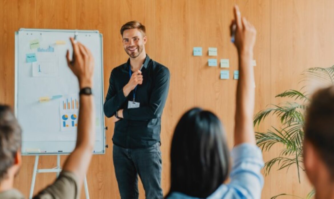 Por qué es importante el coaching organizacional; Joven dando una plática a un equipo de trabajo.